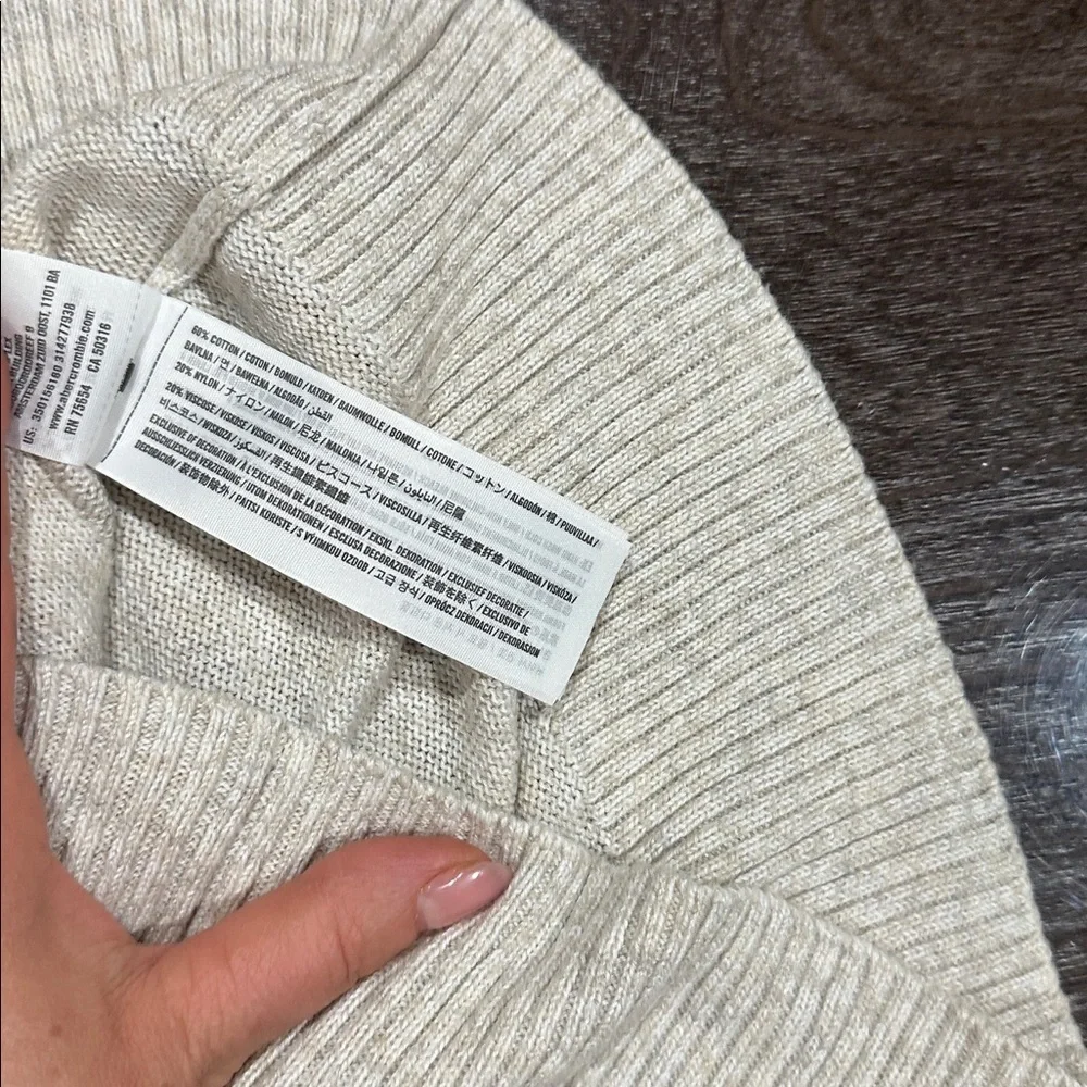 Hollister beige v‑neck